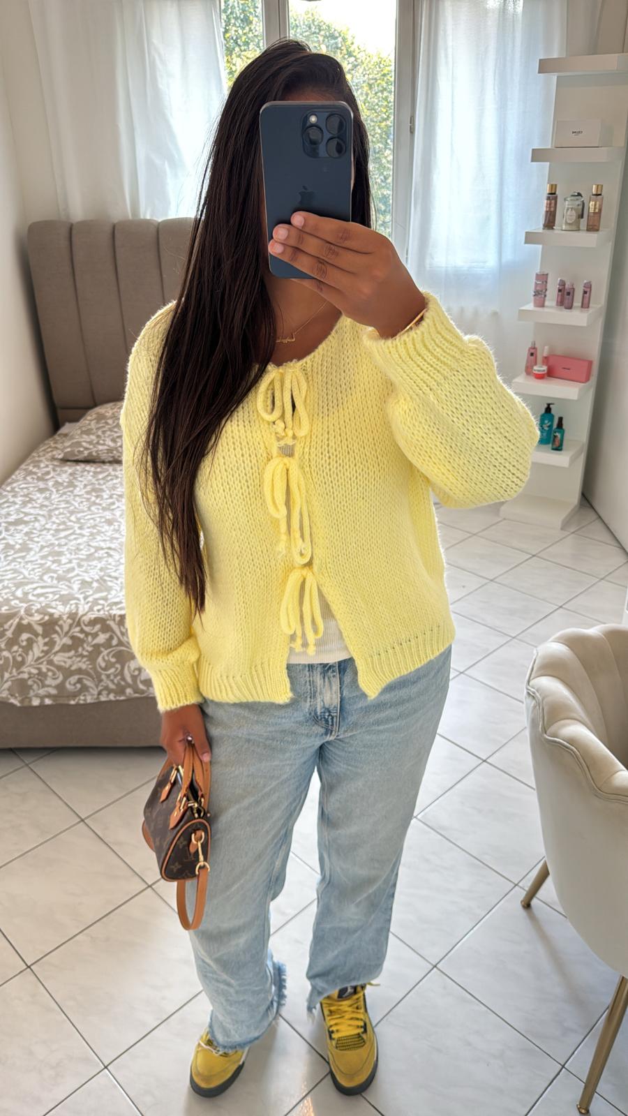 Haut à noeud jaune
